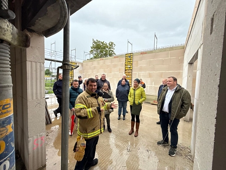 Beim Rundgang durch den Rohbau des neuen Feuerwehrhauses Eldagsen