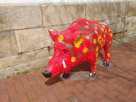 Bunte Wildschweinfigur vor dem Alten Rathaus © Riedel, Stadt Springe