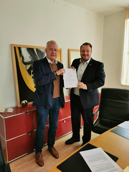 Dr. Martin Creutzig und Bürgermeister Christian Springfeld mit dem unterzeichneten Gesellschaftsvertrag © Stadt Springe