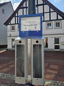 Neuer Abstimmaschenbecher vor dem Alten Rathaus Neuer Abstimmaschenbecher vor dem Alten Rathaus