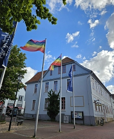 Regenbogenflaggen vor dem Alten Rathaus in Springe zum IDAHOBIT 2025 Regenbogenflaggen vor dem Alten Rathaus in Springe zum IDAHOBIT 2025