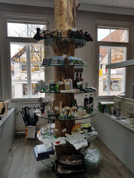 Souvenir-Baum in der Tourist-Info.jpg