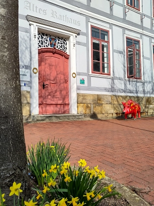 Stadtfigur Wildschwein im Frühling vor dem Alten Rathaus © Sina Riedel, Stadt Springe