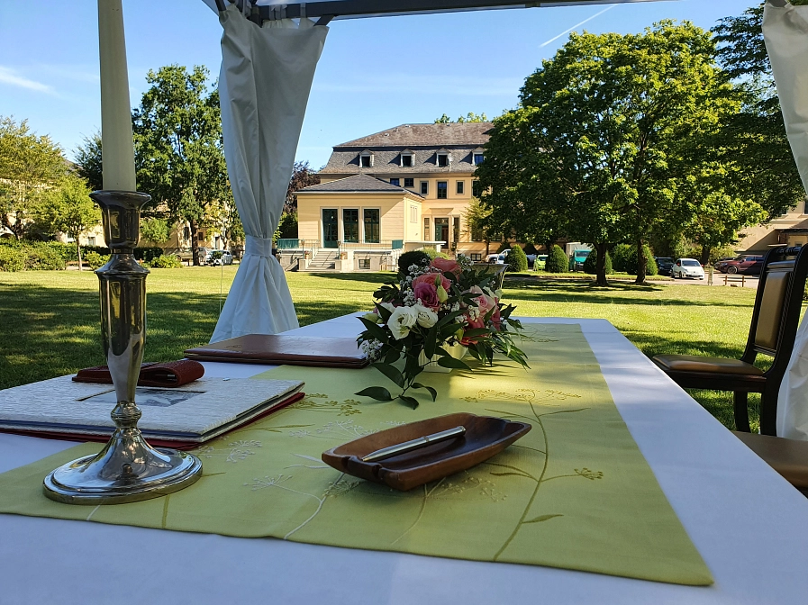 Trauung unter freiem Himmel im Schloßpark