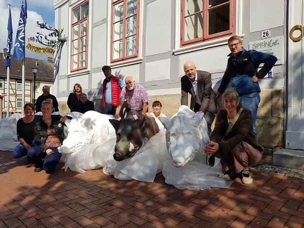 Wildschweine mit ihren neuen Besitzer*innen vor dem Alten Rathaus © Stadt Springe